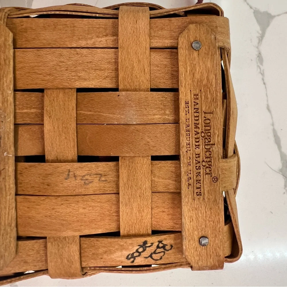 Vintage 2005 Longaberger Basket with Lid - Picture 3 of 4